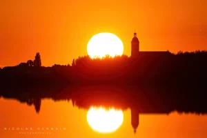 Coucher de soleil devant le clocher de St Mathurin-sur-Loire