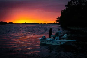 Pêcheurs à La Ménitré au coucher du soleil